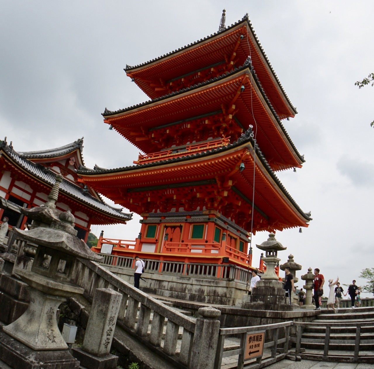 【清水の舞台を目指してみる】

写真の「清水寺の三重塔」は、実は、約1000年前847年に建立、その後、今から約400年の1632年に再建されたもの。
