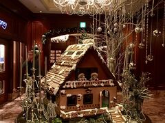 【リッツカールトン大阪】
https://www.ritzcarlton.com/jp/hotels/japan/osaka

鮨の後は，千陽から徒歩9分(700m)，リッツカールトン大阪へ。
ロビーはもうクリスマス一色です。