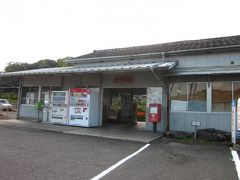 ＪＲ中判田駅まで戻って来ました～、バスで大分市内まで行けるのですが、やはり旅は鉄道が基本ですから！～、

時刻表を見ると１３：４４発　大分行き普通列車があります、無人駅だと思ったら駅員さんが居ました？…。