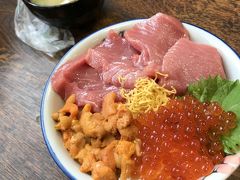 ちょうどよい時間になったので、店内の食堂で海鮮丼をいただきます！
今考えたら、義両親たちは前日夜も回転寿司で海鮮だったのに、申し訳なかったかな・・・

でも、お店の試食で食べた塩水ウニがとっっっっても美味しくて、食べずにはいられなかったー！！

ミョウバンを使っていないので、変な臭みがなくて新鮮で、とても甘くて最高♪

お店の入り口で配っていたクーポンで、カニ汁もいただいて、大満足(^^)