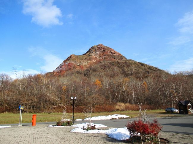 有珠山麓に到着。煙をあげている昭和新山