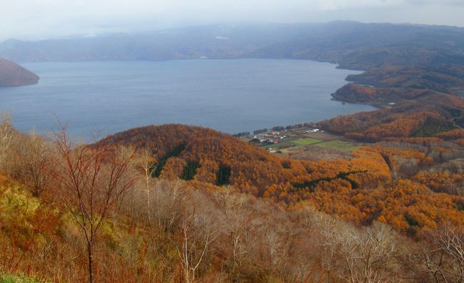 霧がかかっていますが、山頂から眺める洞爺湖