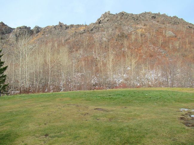 山頂は岩肌ごつごつの風景