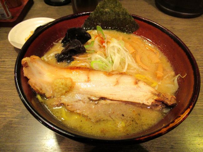 そんな中で一番ノーマルな味噌ラーメンに。何をいただいてもおいしいのが北海道