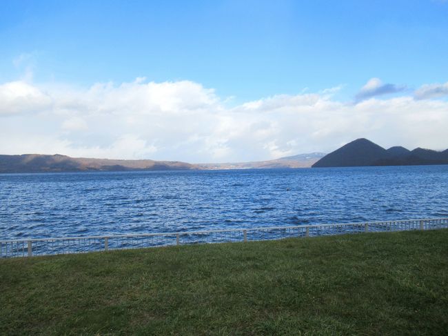 その後、洞爺湖畔をドライブして、すぐに新千歳に戻り、車を返却しました。なぜなら千歳から北は積雪となっていたので、電車移動で札幌へ。