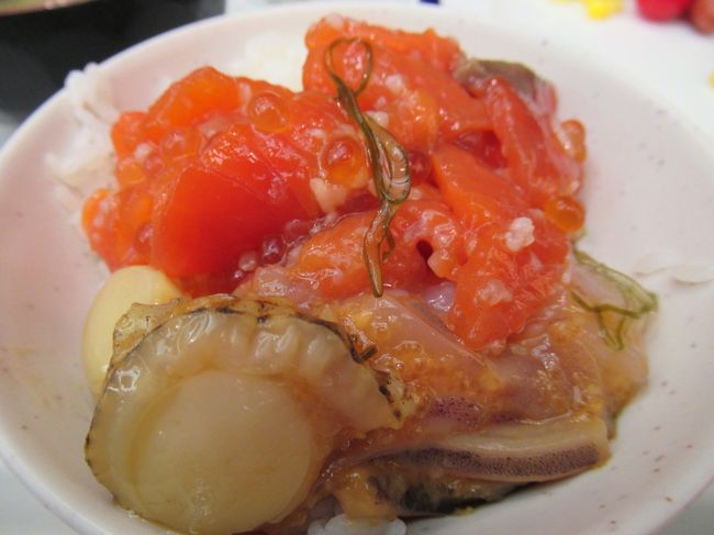 翌朝、ホテルの朝食バイキング。北海道のホテル朝食は「勝手丼」的な、海鮮好きなだけごはんに乗せてっていうのがいいよね。