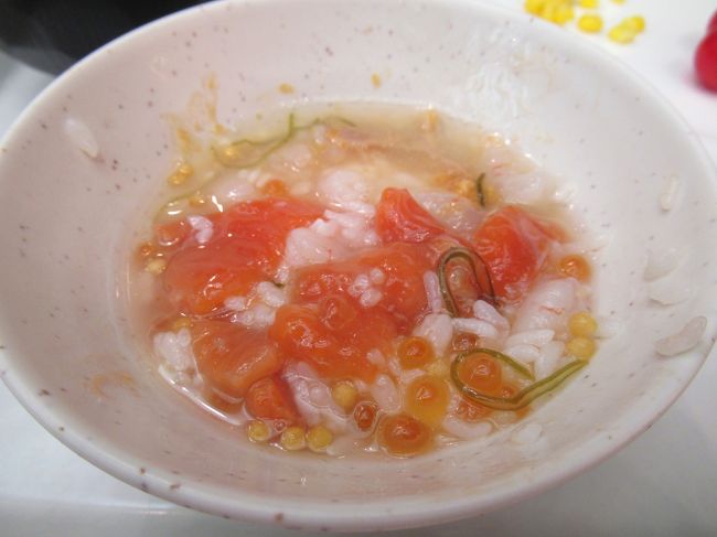 最初はそのままいただき、途中で、昆布の出汁を注いで、お茶漬けに。これが超おいしい。バイキングだから、お決まりの料理もたくさんあったけれど、勝手丼に一点集中してしまいました。