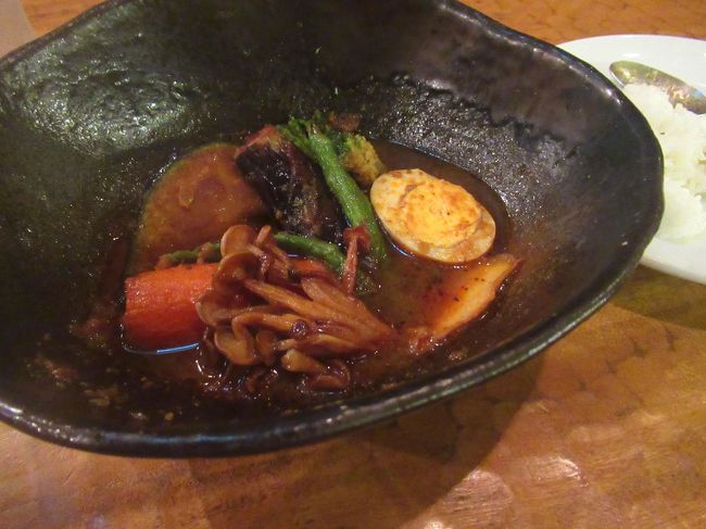 かなり食べ進んで、湯気もなくなった段階でも、これだけの食材が。人参もジャガイモも、ほぼ丸ごと入っているのが、北海道ぽくていい。しかもおいしいし。