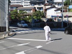 さて、最初の目的地は来宮神社。
当初は来る予定ではなかったんです。
鳥居の前の交差点には神社の関係者が立っていて、誘導してくれました。
右折した先に駐車場があるんですが、駐車待ちの列ができており、
左折してすぐの第三駐車場へ入れることにしました。