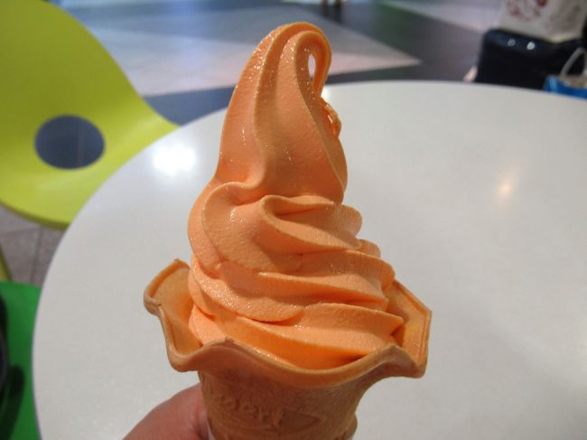 そして飛行機に乗る直前までグルメ。夕張メロンソフトクリーム。本当においしい。そして離陸。