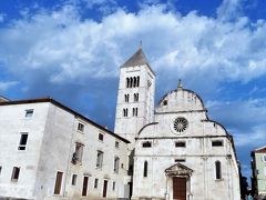 クロアチア南部のダルマチア地方で最大の規模を誇る大聖堂が、このザダルにある聖ストシャ大聖堂。ロマネスク様式のこの教会が完成したのは12世紀の頃。
その後1202年にヴェネツィア共和国率いる第4回十字軍に破壊され、1324年にメインファサードを修復。その後1943年の第二次世界大戦中に再度破壊されるも、修復されて現在の形に至っているとか。