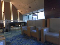 やっとのことでトランジットカウンターを探してマレーシア航空にチェックイン、
次のフライトの発券をします。

続いてラウンジに行きます。
プライオリティパスが使えるラウンジのひとつ
アンバサダートランジットラウンジに行きます。

早朝なのか空いています。