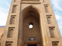 本当はイスラーム・ホジャ・ミナレットに登ってヒヴァの街並みを見下ろしたかったけど、今の状態じゃとてもその体力がないので断念。
でも1か所くらいは観光したくて、昨日は外観だけ写真を撮ったパフラヴァーン・マフムード通りに建つパフラヴァン マフムド廟へ向かった。
ここは唯一、イチャン・カラ内の主要な史跡内部の観光チケットがなくても、現地払いで見学できる。
