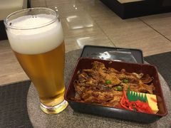 仕事終了後、羽田空港国内線ターミナルへ
豚バラ丼を購入してANAラウンジでビールと一緒にいただきます