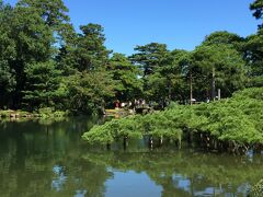 隣の兼六園に移動してきました。
琴柱燈籠の前は相変わらず人気。
グルリ一周したら今度は県立美術館の方へ行ってみましょう。