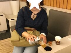 早くチェックインできたので出国前にカードラウンジでビールを１杯いただいて出国です。