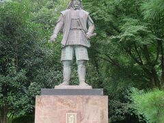 終点の兼六園下で降りてバスの中から見えた銅像を見に来ました。加賀藩初代藩主・前田利家公の像です。

