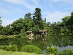 兼六園で最も大きな霞ヶ池。良い景色です！

