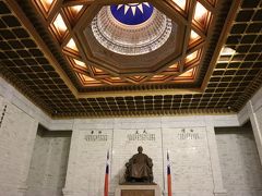 閉館直前の中正紀念堂の中へ。
東大寺の大仏よろしく蒋介石像が静かに鎮座してました。
天井の装飾が鮮やかです！