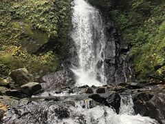 落差はそれほどでもないですが

前日雨のせいか、

水量が多くて迫力のある

立派な滝でした。