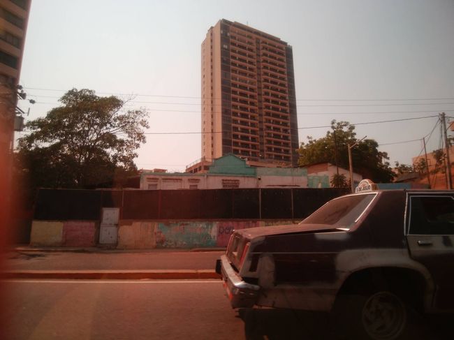 タクシーなんて来るときも、空港に向かう時も、なかなかつかまりませんでした。ホテルに予約していたけど意味なかった。というか「タクシー」といっていいものか。<br /><br />僕はここで2泊過ごしましたが、ここだけがかろうじて、「安全」や「快適」が守られているとさえ思えました。(大袈裟ですが)<br />停電も多かったです。