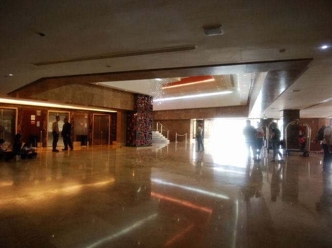 ロビーに人がごったがやし。(こっちはすいている方)