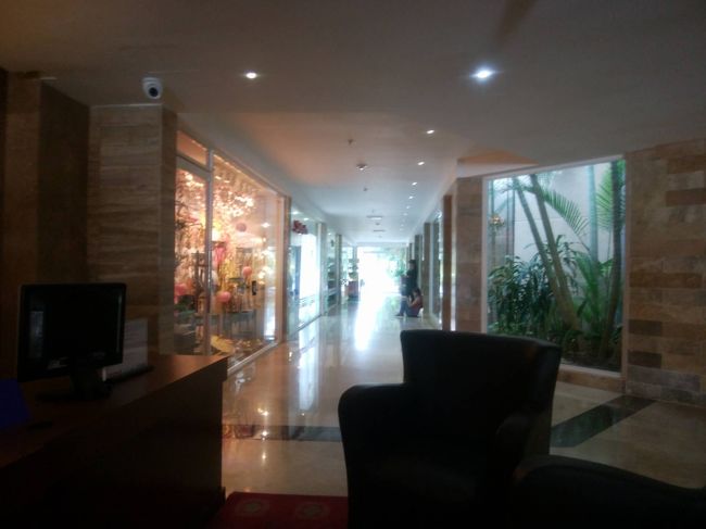 あちこちで人が地べた座りしている、そんなインターコンチは初めてでした。<br />それだけ、多くの人がここかすら気軽に出れない状態だということでしょう。<br />