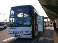 根室市内への連絡バスは根室交通が担当。 発車前になると運転者さんがチケットを集め、あらかじめ降りる停留所を聞いていきました。ちなみに案内放送も運転者さん自らが行います。