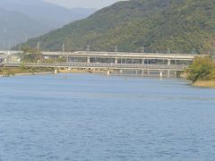 川沿いの道を歩いて…まるで高速道路のように立派な国道バイパス脇の歩道に向かい、500系を撮影しました。

やっぱり500系の存在感は他の新幹線と比べても群を抜いていて、とにかくかっこいいんですよね。これを撮ったところで駅に戻ります。