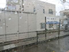 糸魚川駅。

やはり、天気がいまひとつで、窓に水滴がついております。

大きな駅で、撮ろうとすればまだ撮れる者があったような気もするのですが、このような窓の状態なので、これだけ。