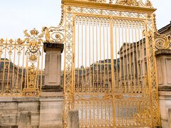 2日目はオプショナルツアーでベルサイユ宮殿です。
9時前に到着するももう列が出来てました。