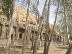 入口が整備された窟が並んでいますが、一般開放されているのは４０ほどだそうです。ここに「たっぷり３時間」というのが、本ツアーの売りです。石窟の入口扉は施錠されていて、鍵を持っている専任ガイドに引率されて中へ入ります。