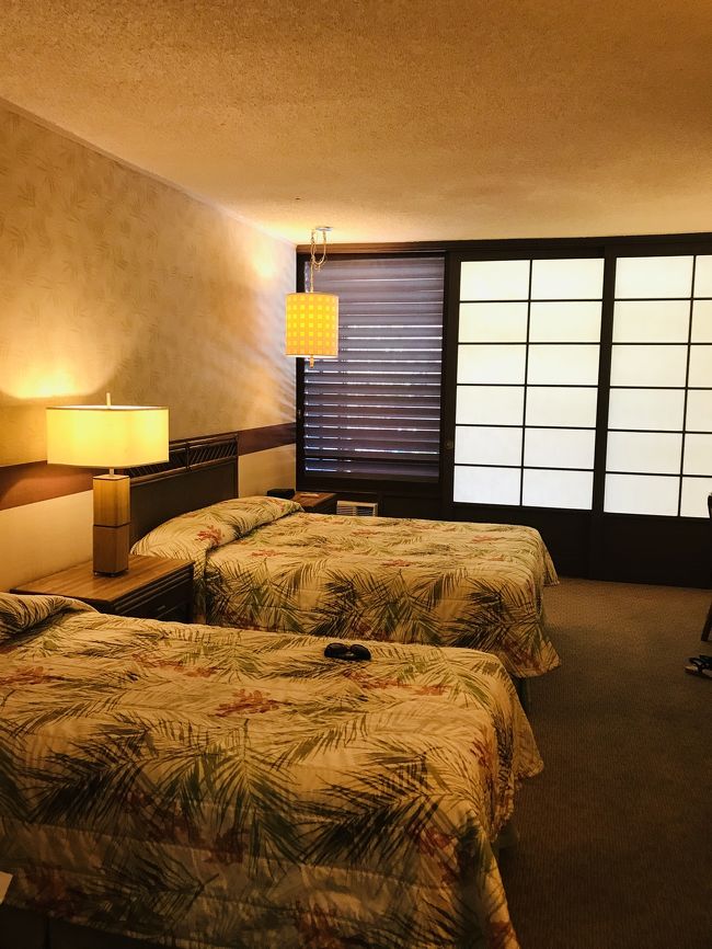 ブレイカーズホテル<br />窓ガラスが無いので、閉めてクーラーをきかせて<br />薄暗い部屋にするか、光を入れて暑さに耐えるか！