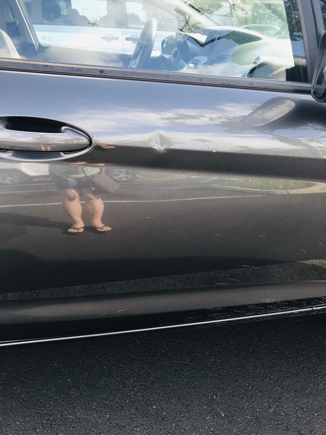 そして、当て逃げされました。<br />フルカバーの保険をかけていなかったので、<br />一瞬青くなりましたが、LDWという保険でカバーされていました。<br />ハーツのスタッフさんに電話したところ、車を変えるか聞かれましたが、我が家はそのままに！<br />返却時に保険の書類だけは書いてね！と言われました。