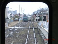 鯵ヶ沢駅で秋田方面から来る列車を待ってすれ違います。

