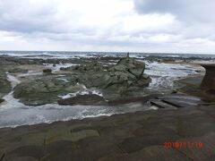 かぶと岩でしょうね。
千畳敷海岸に奇岩の説明があり、かぶと岩は他の奇岩に比べて
かなり北金ケ沢駅よりでした。

