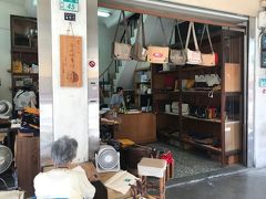 林百貨の近場には帆布屋さんが3店舗あるんだけど、ワタクシのお目当てはこちら『合成帆布行』

可愛いおばーちゃんが店頭でチクチク針仕事をやっているのが何とも良い雰囲気。
和むわぁ…。