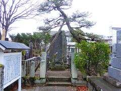 白虎隊士仮埋葬地の碑。飯盛山で野ざらしになっていた白虎隊士の遺体を、吉田伊惣治という方がここに運んで埋葬したそうだ。