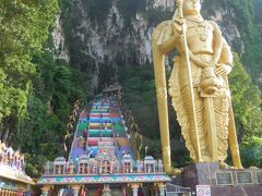 ５日目（最終日）
ホテルをチェックアウトした後、荷物だけ預かってもらい、ヒンドゥ教の寺院があるバトゥ洞窟へ
巨街な仏像と極彩色の階段がお出迎えです。