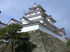 鶴ヶ城。茶室麟閣との共通券520円。
赤い瓦のお城は日本で唯一だそうだ。綺麗なお城。