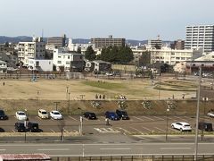 ところが長岡駅手前でトンネル抜けたら全く雪無し！あれ～？
暖冬でも北だから少しは雪があるのかと思ってましたが。