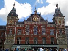 アムステルダム中央駅も赤レンガの駅舎に興味があったので行ってみたい所の一つでした。