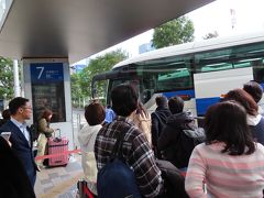 【妻の帰国＆讃岐製麺「麦まる」 成田 2019/11/18】

[写真] JR東京駅八重洲バス乗り場

本日、妻は高雄へ戻ります。八王子から成田空港まで行くバスが無いので、東京駅まで見送りに行きました。荷物はスーツケースが2つ、いつも利用している成田アクセスの人からスーツケースは一人一個までと言われ、暫く途方に暮れる、気を取り直して、成田空港まで行くことにしました。チャイナエアーラインでの搭乗手続きは団体客でいっぱい、やっと順番が回ってきて、今度は、おひとり様33㎏（成田空港は3㎏増で33㎏）で、8㎏オーバーで8500円と言われ、再び、途方にくれました。最近はコードシェアの便が多くて、JALだと23㎏は2個までOKですが、チャイナエアーラインは1個まで、混乱しますが、搭乗券には、しっかり記載されていました。よく見ればよかった。8500円はいたいので、再び、気を取り直して、荷物を入れ替えて、スーツケースは一つにして、持って帰えることにします。
東京駅に戻り、地下の食堂街の讃岐製麺「麦まる」うどんのカレーセットとちくわ天を食べて帰りました。
