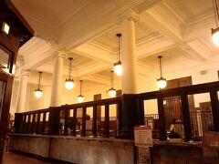 敦賀市立博物館

昭和二年に建てられた大和田銀行本店を活用したものです。
地下と3階まであり、
なんとエレベーターもあります。

写真は1階のカウンターです。