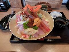どんと屋の、見事な海鮮丼です。
お値段高めですが、全部で10種類ぐらいのお刺身、海老、カニがのっていて、おいしかったです。
他にもたくさんメニューがあり、どれも美味しそうでした。

小さいカウンターだけの店なのに、大行列です。
店内に順番待ちのシステムがあり、電話で呼び出してもらえます。

平日昼なのに、1時間以上待ち、呼び出されてから席について、食べ始めるまでも30分以上、かかりました。

その間に、博物館を見学できたので、よかったですけど。
おなかが、すきました。

