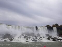 まずはアメリカ滝！！
岩がごつごつしててすごい！
ここですでにすごい水しぶきだと思っていましたが…