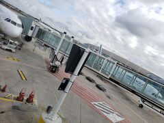 離陸後1時間20分でパリ・シャルルドゴール空港に到着です。