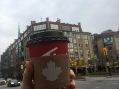 カナダで有名なティムホートン！！
メイプルリーフと赤いカップがかわいいですね。