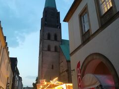Altst&auml;dter Nicolai教会。

この辺りもお祭りで賑わっています。