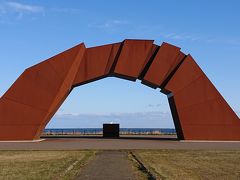 このモニュメントは、「四島の架け橋」と呼ばれる納沙布岬の北方領土に関する施設のシンボル的存在です。北方四島をブロックで示しており、それが連なることで、返還を祈念するゲートを示しています。モニュメントの下にある「祈りの火」が燃えています。